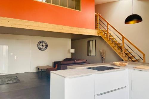 un salon avec un escalier et un canapé dans l'établissement Le Leonard - Beau T4 Refait a Neuf Hypercentre LR, à La Rochelle