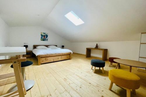 une chambre avec un lit, une table et des chaises dans l'établissement Le Leonard - Beau T4 Refait a Neuf Hypercentre LR, à La Rochelle