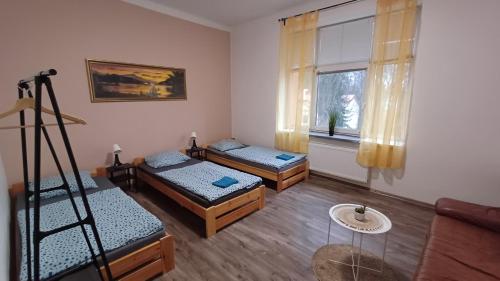Postel nebo postele na pokoji v ubytování Ubytovaní U Dvora