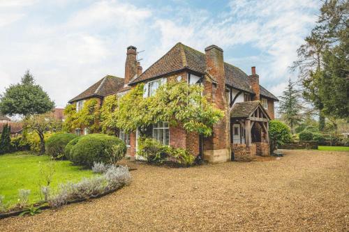 an old brick house with a yard at Cosy 5 Bed Cottage Retreat, Perfect for Families in Buckinghamshire
