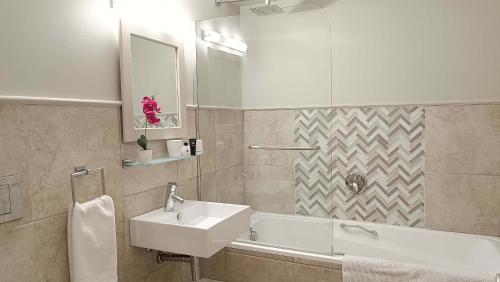 Ένα μπάνιο στο Ursula's Upmarket Apartment - Panoramic Views, Large Patio - Braai, WIFI - DSTV