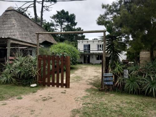 una puerta abierta delante de una casa en Siempre bien, en Balneario Buenos Aires