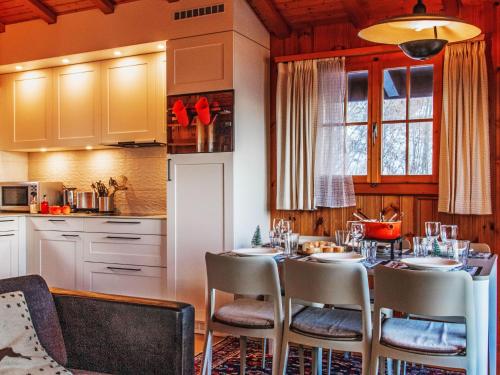 Kuchyň nebo kuchyňský kout v ubytování Chalet Magicien by Interhome