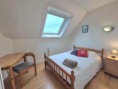 une chambre avec un lit, un bureau et une fenêtre dans l'établissement Apartment Belle Rive by Interhome, à Saint-Malo