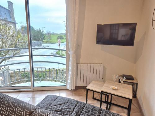 une chambre avec un lit, une table et une fenêtre dans l'établissement Apartment Belle Rive by Interhome, à Saint-Malo