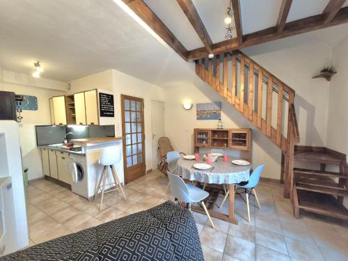 une cuisine et une salle à manger avec une table et des chaises dans l'établissement Apartment Belle Rive by Interhome, à Saint-Malo