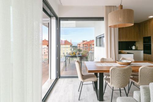 eine Küche und ein Esszimmer mit Tisch und Stühlen in der Unterkunft Consolação Sunset View in Atouguia da Baleia