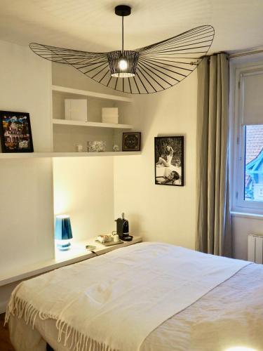 une chambre avec un lit et un ventilateur de plafond dans l'établissement Villa Jouvence, à Le Touquet-Paris-Plage