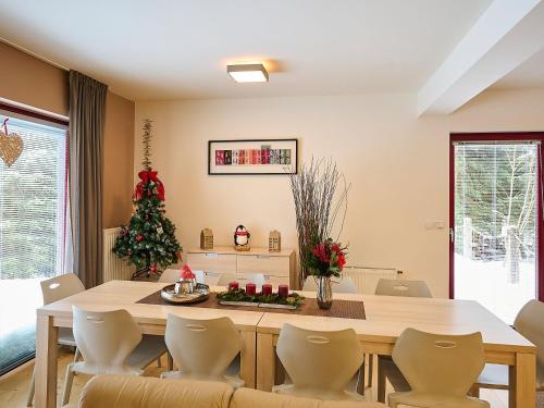 Un comedor con una mesa y un árbol de navidad. en Chalet Harrachov by Interhome, en Harrachov