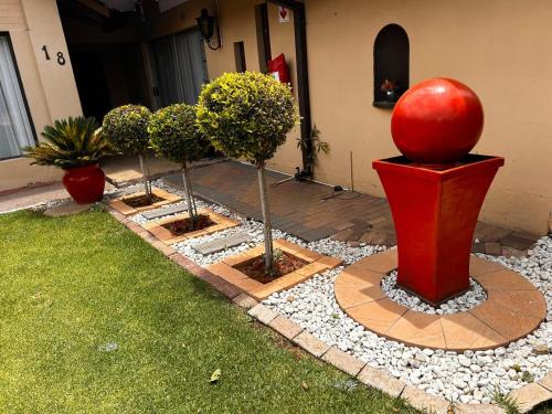 Κήπος έξω από το BUTRIN GUEST HOUSE