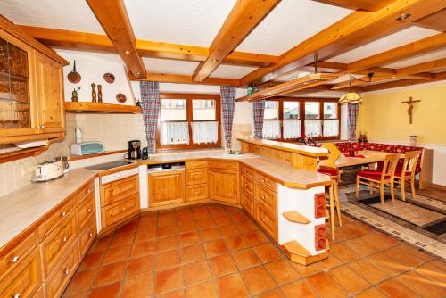 Una cocina o cocineta en Ferienhaus Zentral