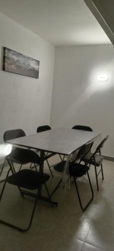 - une salle de réunion avec une table et des chaises dans l'établissement Appartement 1, à Saint-Germain-Laprade