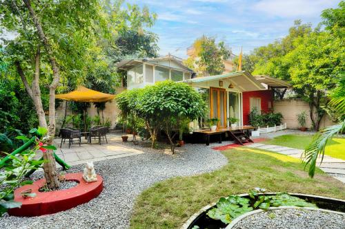 Un jardín fuera de International Travellers' Hostel by ITH Stays