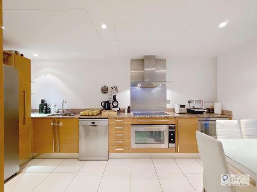 Η κουζίνα ή μικρή κουζίνα στο 3 Bed Serviced Apartment in Battersea - River views