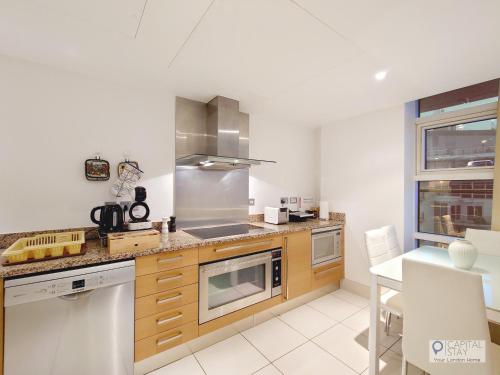Η κουζίνα ή μικρή κουζίνα στο 3 Bed Serviced Apartment in Battersea - River views