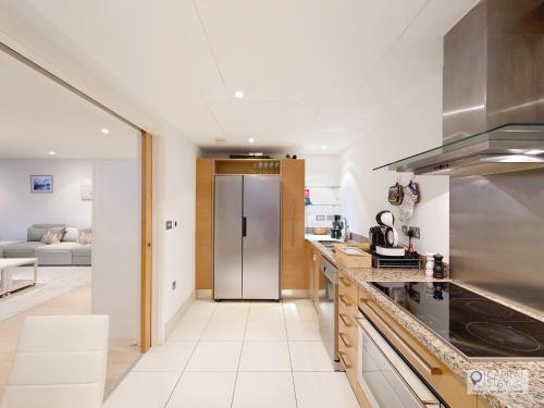 Η κουζίνα ή μικρή κουζίνα στο 3 Bed Serviced Apartment in Battersea - River views