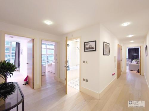 Μια τηλεόραση ή/και κέντρο ψυχαγωγίας στο 3 Bed Serviced Apartment in Battersea - River views
