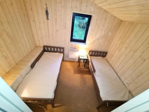 - une chambre avec 2 lits dans l'établissement Le Cabanon, à l'Île-aux-Moines