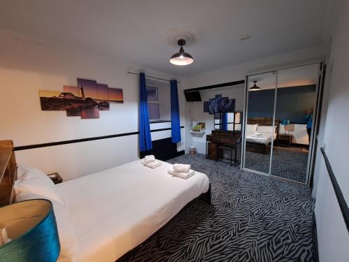 Postel nebo postele na pokoji v ubytování Boathouse Hotel