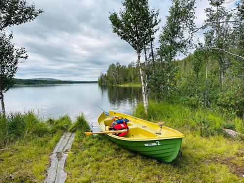 a yellow boat sitting on the side of a lake at Villa Armas 47 in Äkäslompolo