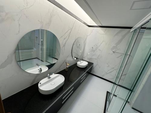 Ένα μπάνιο στο Casa luxuosa na Praia de Guarajuba Bahia