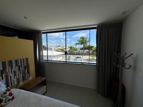 Ένα ή περισσότερα κρεβάτια σε δωμάτιο στο Casa luxuosa na Praia de Guarajuba Bahia