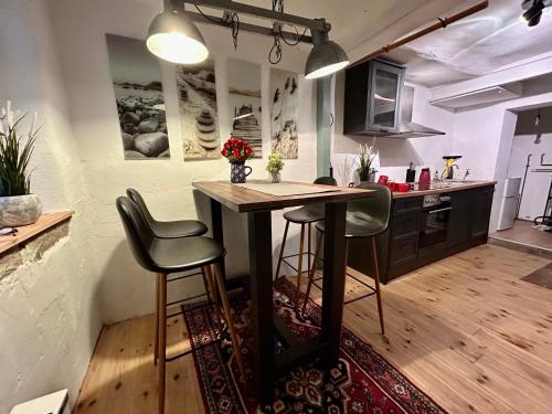 a kitchen with a table and chairs in a room at Altes Dichterhaus von 1859 in Miltenberg