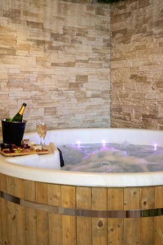 Gambar di galeri bagi L adresse secrète escapade romantique avec jacuzzi et pièce secrète di Sevremont