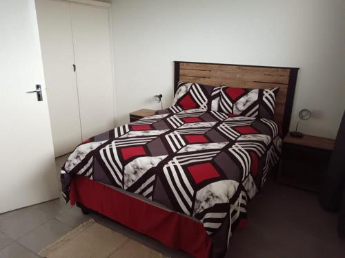 una camera da letto con un letto con un piumone bianco e nero di Stralenberg a Margate