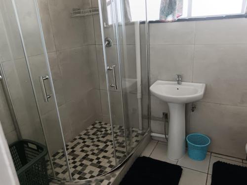 un bagno con doccia e lavandino di Stralenberg a Margate