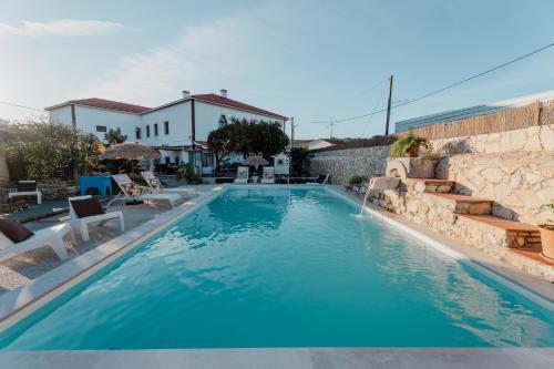 a swimming pool with blue water in a resort at Casa da Cerca-Suíte Aconchegante com Piscina in Runa