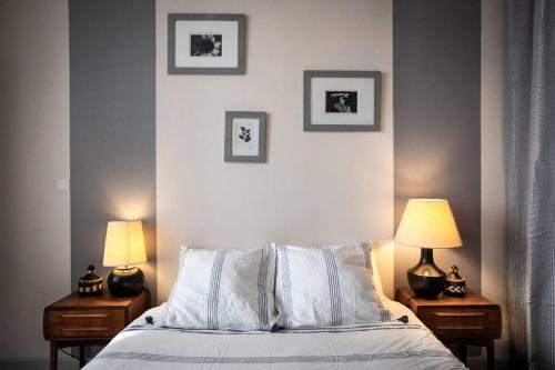 - une chambre avec deux lampes et un lit dans l'établissement Le Marechal - T2 Hypercentre La Rochelle - Wifi, à La Rochelle