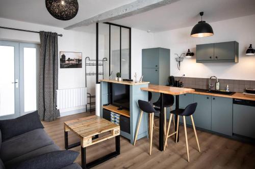 une cuisine et un salon avec une table et des chaises dans l'établissement Le Marechal - T2 Hypercentre La Rochelle - Wifi, à La Rochelle