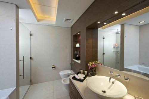 Ένα μπάνιο στο Fraser Suites Doha