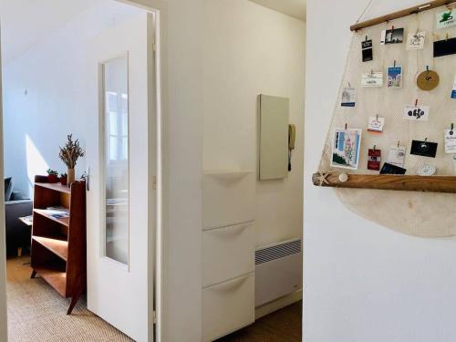 Cette chambre dispose d'un réfrigérateur blanc et d'une porte. dans l'établissement Le Capricorne Plein Centre Ville La Rochelle Wifi, à La Rochelle