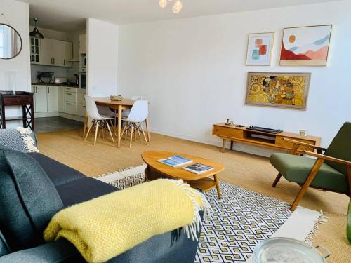 un salon avec un canapé et une table dans l'établissement Le Capricorne Plein Centre Ville La Rochelle Wifi, à La Rochelle