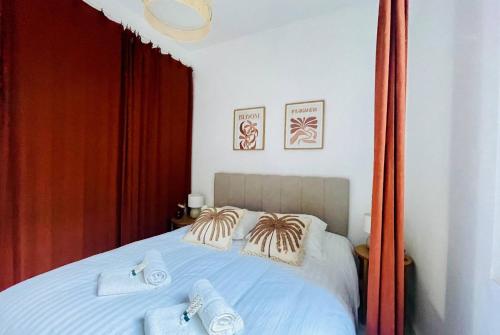 une chambre avec un lit avec des serviettes dessus dans l'établissement Le Saint Nicolas - Hypercentre La Rochelle - Wifi, à La Rochelle