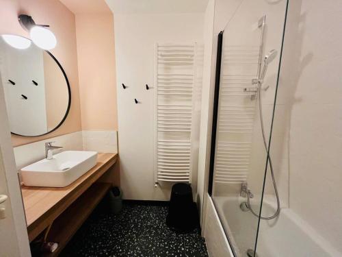 une salle de bain avec un lavabo et une douche avec un miroir dans l'établissement La Calypso Jolie T3 Vue Mer Terrasse Parking Wifi, à La Rochelle