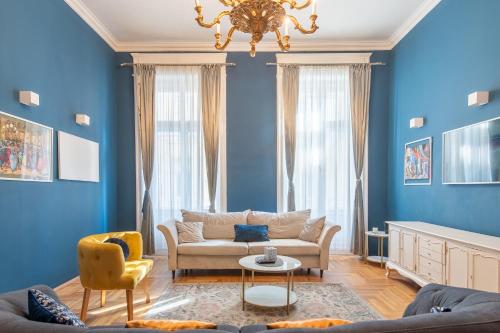 Chic Soho Apartment near Opera
