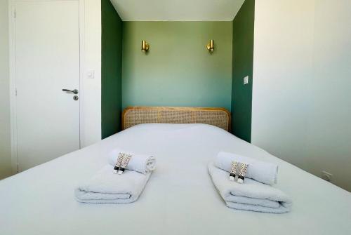 une chambre avec un lit avec des serviettes dessus dans l'établissement La Canopee - Beau T3 Vue Mer Imprenable, à La Rochelle