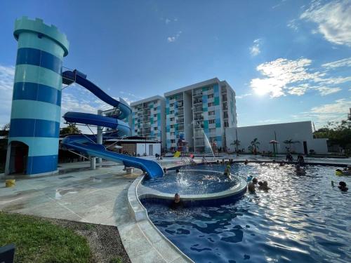 een waterpark met een glijbaan in een zwembad bij Apartamento Familiar in Carmen de Apicalá