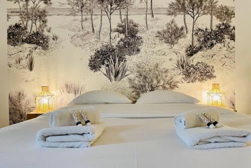 une chambre avec un lit avec des serviettes dessus dans l'établissement Le Flamant - Beau T2 avec Cour Privative, à La Rochelle