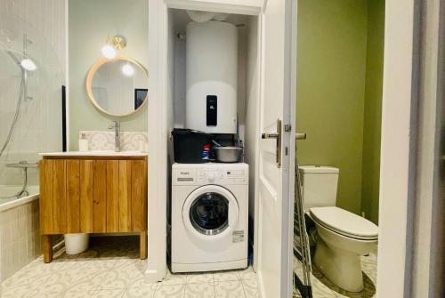 une salle de bain avec machine à laver et toilettes dans l'établissement Le Flamant - Beau T2 avec Cour Privative, à La Rochelle