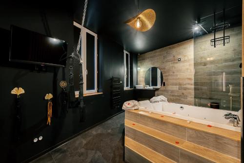 Koupelna v ubytování La Clé - Studi Osé - Clim - Baignoire à Bulles - Wifi