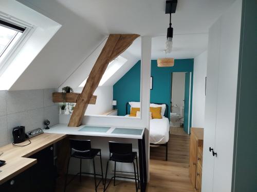 une chambre avec un lit et une cuisine avec des chaises dans l'établissement Évasion urbaine studio moderne à Chalon - BY PRIMO C0NCIERGERIE, à Chalon-sur-Saône