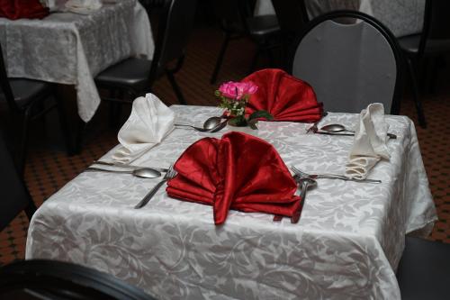 Un restaurante u otro lugar para comer en Hotel Nouzha