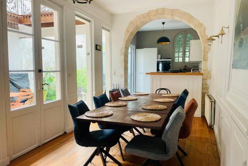 une salle à manger avec une table et des chaises en bois dans l'établissement La Casa de Pape - Maison 4 Chambres - Hypercentre, à La Rochelle