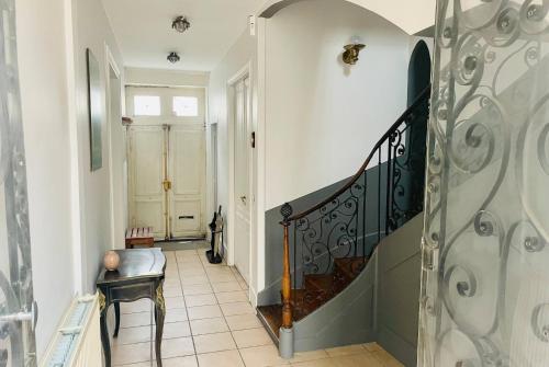 un pasillo con una escalera de caracol en una casa en La Casa de Pape, Hypercentre, LR138, en La Rochelle