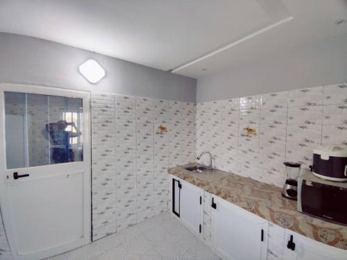 Η κουζίνα ή μικρή κουζίνα στο BELLE villa N2