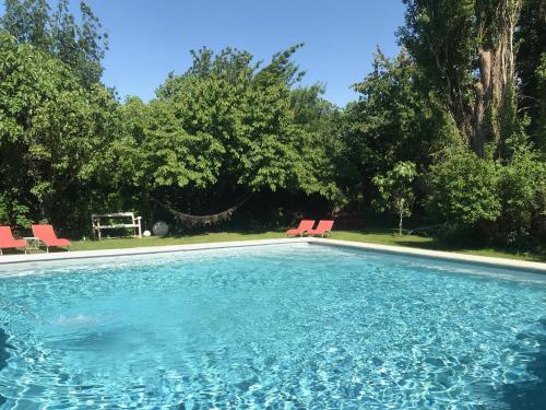 Bazén v ubytování Mas en pierres 17 couchages avec piscine et jardin nebo v jeho okolí